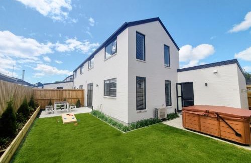 Spreydon House | Hot Tub Haven! Games Room, Garden & E-Bikes