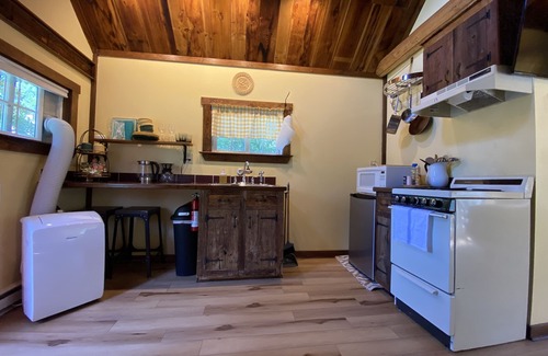 Northfield Cabin | Hot tub! Highland Mountain Bike Park, Lakes and Mountains Near-by