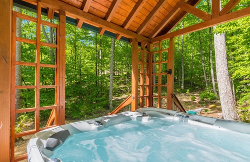 Dahlonega Apartment | ♨️Hot Tub🛏️King Bed🔥Fireplace 🍷Wineries🌲Oasis🥾Hike🌎Comfy🔥Fire Pit⛲Pond 🆒
