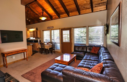 Tahoe Village Ski Chalet | HOT TUB KING BED SATELLITE INTERNET BBQ 2 KAYAKS AFFORDABLE CLEANING FEE.