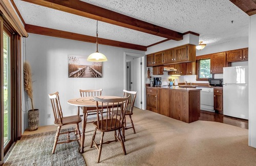 Olcott Cottage | *HOT TUB * Lake Front | Near Olcott Beach | King Bed