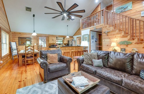Cape Royale House | Hot Tub: Luxe Lake Livingston Cabin in Cape Royale