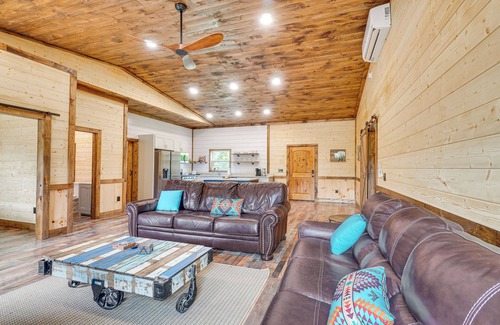 Unaka Cabin | Hot Tub & Mtn Views: Pet-Friendly Englewood Cabin