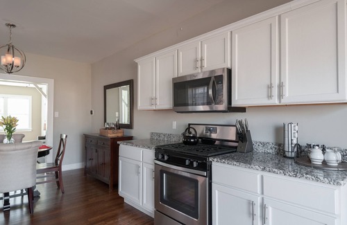 Tower Grove South House | ☆ Hot Tub ☆ New Renovated ☆ Massage Shower ☆Yard☆