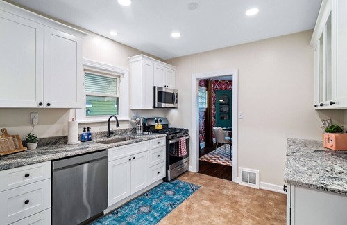 South Hills Apartment | Hot Tub|Ping Pong|Sleeps 9|Retro Fun