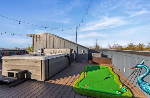 Hurwood Heights House | Hot Tub Poker Pool Table & Rooftop City MLS View