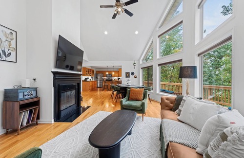 Front Royal House | HOT TUB! PRIME LEAF PEEPING! Gorgeous 4BR