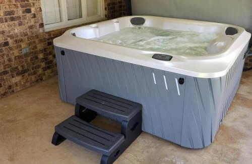 Lubbock House | Hot Tub, Privacy, sleeps 11 & TONS of Space!