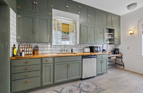 Tyler Cottage | Hot Tub, Projector, King Bed, Yard Games, Family Fun & Vintage Retreat