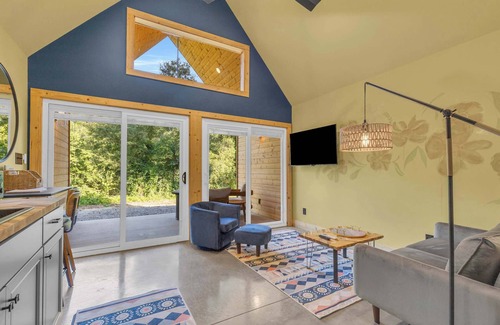 Greenville Cabin | Hot Tub! Riverfront Cabin Retreat - 6 Min to GLV