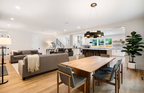 West Linn House | Hot tub, sauna, close to shops & restaurants!