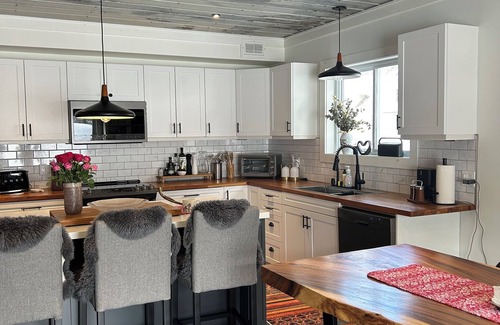 Bracebridge Cottage | Hot tub, sauna, walk to town of Bracebridge, dock, water toys, pets OK