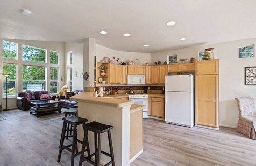 Southern Crossing House | Hot tub, Steps to Old Mill, Close to Downtown, Fireplace, AC, Pet Friendly