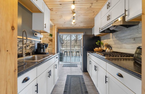 New Market Cabin | 🔥hot tub, view, 🐕 friendly modern cabin