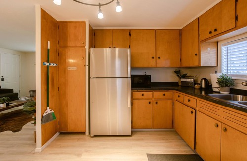 Gold Hill Cottage | Hot Tub w/River Views/Close to I-5/Private Patio