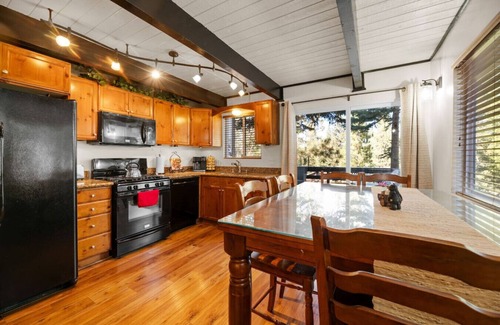 Big Bear Lake Cabin | Hot Tub, Walk to Slopes, Golf, Zoo, Pet Friendly Cozy Cabin Sleeps 5