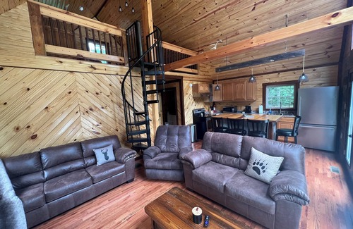 Campton Cabin | Hot tub, WiFi, fire pit, Red River Gorge, Natural Bridge. Easy parking lot!
