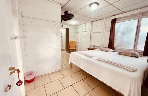 Fronteras Hotel | HOTEL BACKPACKERS RIO DULCE