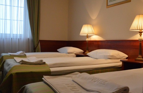 Tluszcz Hotel | Hotel Batory