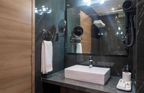 Manigram Hotel | Hotel De Crown Inn