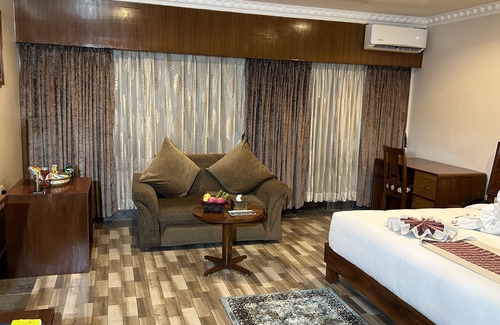 Sauraha Hotel | Hotel Earth Light