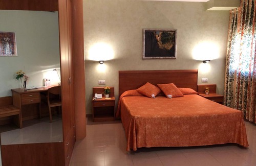 San Sadurni Hotel | Hotel Fonda Neus