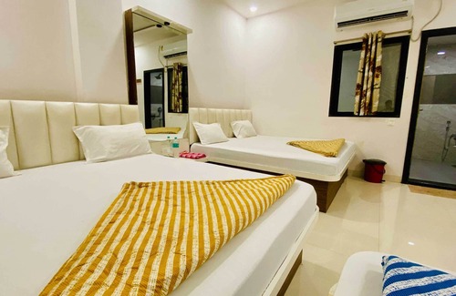 Omkareshwar Hotel | Hotel Gayatri Palace