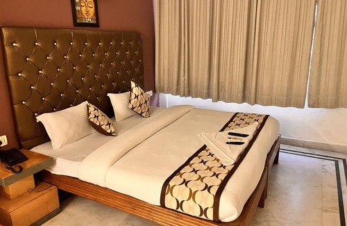 Old Gurgaon Hotel | HOTEL GRACIOUS