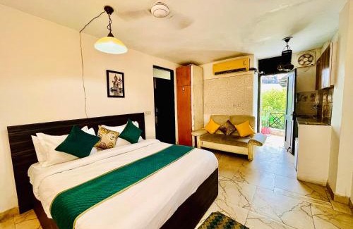 Hauz Khas Village Hotel | Hotel Hauz Khas Inn Near Hauz Khas Fort and Deer Park