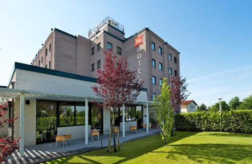 Campi Bisenzio Hotel | Hotel Ibis Firenze Prato Est