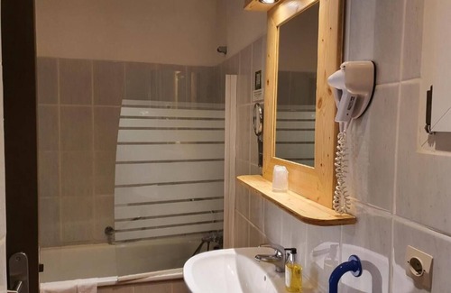 Saint-Martin-d'Ardeche Hotel | Hotel L'escarbille