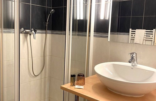 Les Roches-de-Condrieu Hotel | Hotel le Bellevue