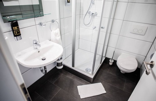 Leopoldshafen Hotel | Hotel Leo