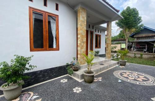 Kecamatan Pringgarata Hotel | Hotel O Gians Homestay Near SMKN 2 Kuripan