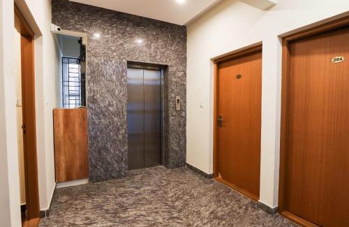 Domlur Hotel | Hotel O Royal Wood Premier