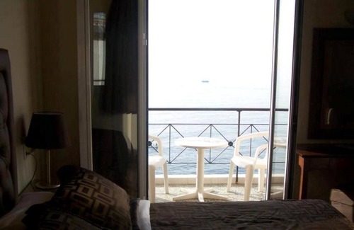 Peiraiki Hotel | Hotel Queens Leriotis
