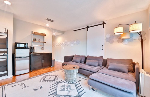 Northgate Apartment | Hotel-Style-Suite+Patio & Private Entrance & Parking
