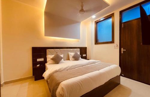 Aleo Bed & Breakfast | Hotel The Divine Ganga - Top Rated ! Most Awarded ! Budget Friendly ! Couple Friendly ! Parking ! Lift