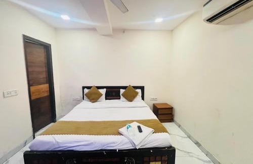 Janakpuri Hotel | Hotel Three Stay - Near Dilli Haat Janakpuri