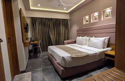 Kopar Khairane Hotel | Hotel Varishtta