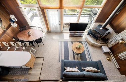 Mount Jackson Ski Chalet | HotTub, FirePit, Grill, Deck, Playset & WiFi