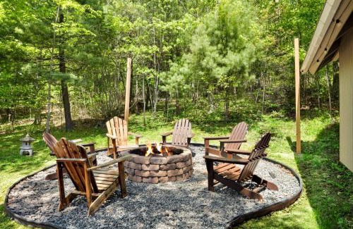 Mount Jackson Ski Chalet | HotTub, FirePit, Grill, Deck, Playset & WiFi
