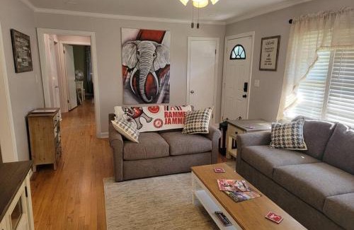 Northport House | Houndstooth Hideaway 3BR 2BA Home 3mi to UA Campus