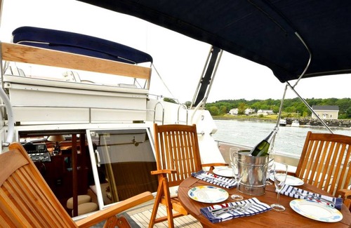 Damariscotta Boat Rental | Houseboat ∙ 1 bedroom ∙ 4 guests