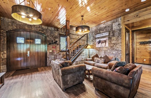 Gatlinburg House | House ∙ 16 bedrooms ∙ 78 guests