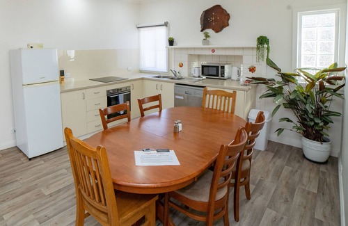North Bendigo House | House 1BR-3BR, 1-6 Guests, 5 min to Bendigo CBD, Bendigo Hospital & showgrounds
