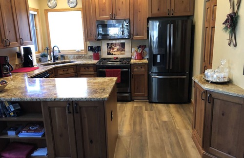Three Peaks House | House 5 bedrooms, private hot tub, near ski areas, fire pit, views, max comfort!