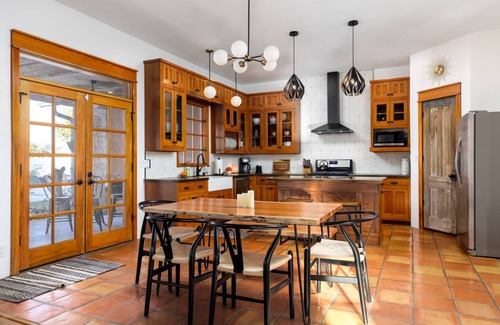 Lakehills House | House ∙ 6 bedrooms ∙ 14 guests