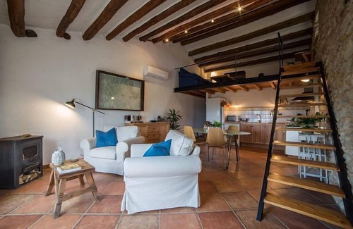 Torroella de Fluvia Cottage | House-apartment in Masia del S. XVII 5 km. of the beach