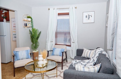 Saint-Edmond House | House7bedrooms |3salons|Private garden |14pers |Beautiful decor|35min Montréal✈️
